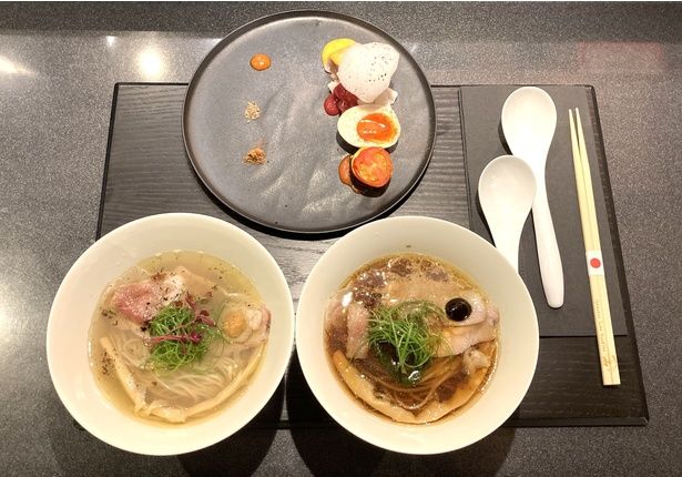 「特製極蔦」(3500円※平日限定)。「極蔦」(2500円)と「特製皿」(1000円※写真上)のセット