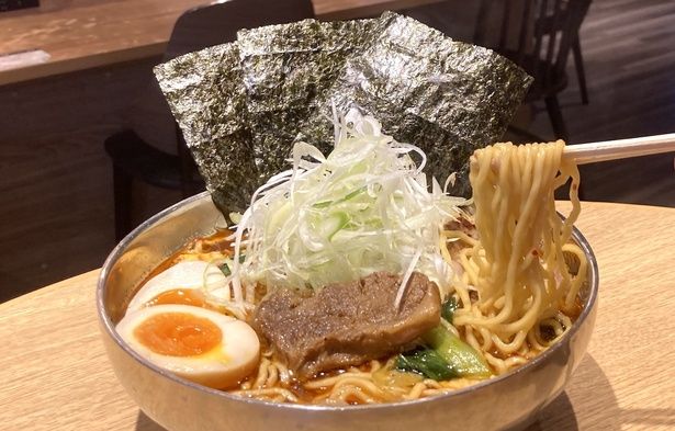 風味豊かな玉子麺を使用