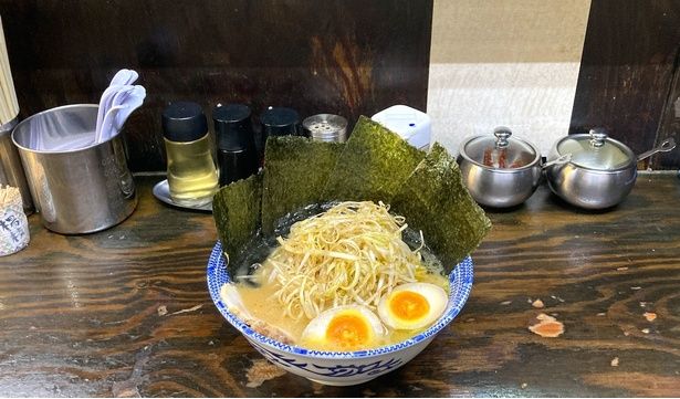 白髪ネギや味玉などが追加された「氣華ラーメン」(1150円)。味は「醤油」、麺は「細麺」をセレクト