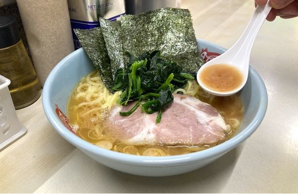 豚肩ロースのチャーシューが存在感抜群。麺やご飯とともにガッツリ堪能しよう