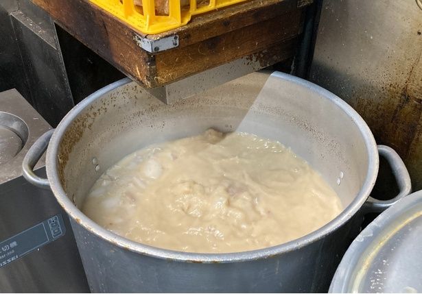 厨房は常にフル稼働でスープが炊かれている。10時間以上煮込むことで旨味が豊かになる