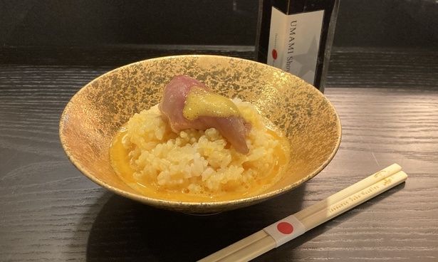「A5 黒毛和牛 SUKIYAKI TKG」(900円)。「UMAMI醤油」は店頭で購入できる(1本900円)