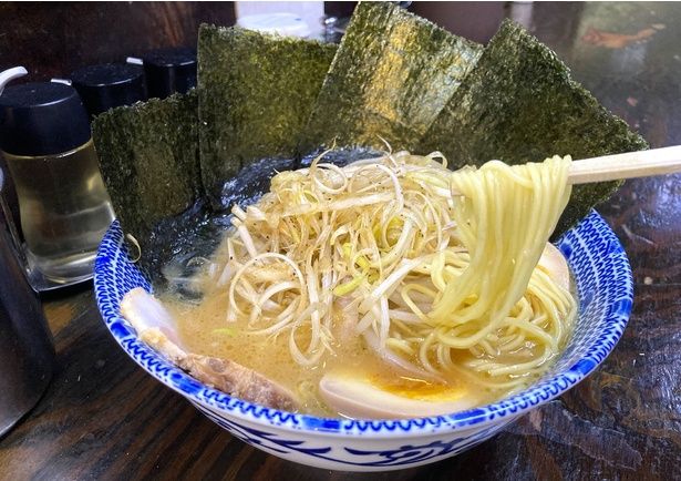 細麺か太麺が選べる(写真は細麺)。臭みや脂っこさがなくシメの一杯や朝ラーにも最適！