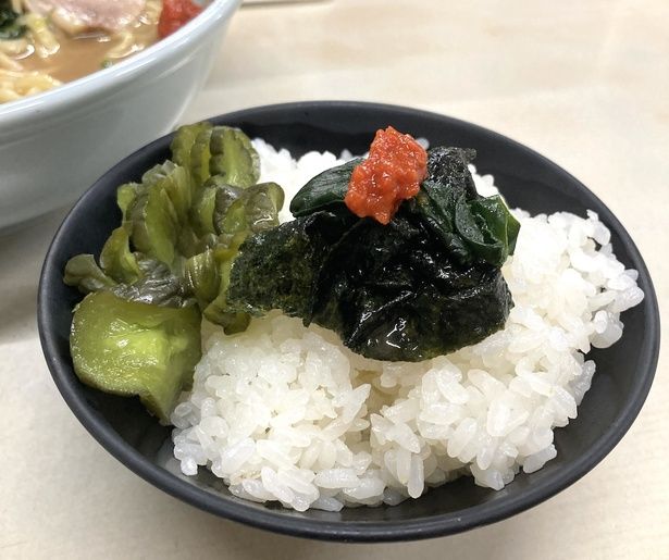 「ライス」(小150円)。家系ファンの間では“幸せ丼”と呼ばれるアレンジを存分に楽しもう！