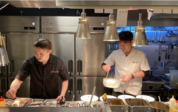 谷口大成スーシェフ(写真左)、創業者・大西さんの右腕として信頼を寄せられた伊丹隆敏ヘッドシェフ(同右)が軸となり、高いクオリティを維持し続ける