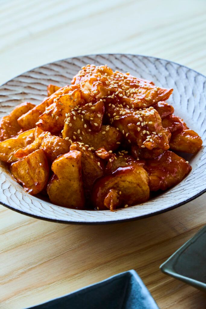 鶏胸肉とじゃがいもにたれをからめたヤンニョムチキン
