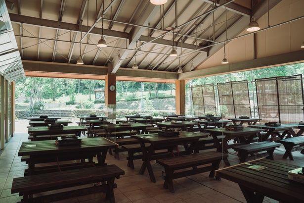 屋根付きのBBQ場で自慢のソーセージと冷えたビールを味わおう