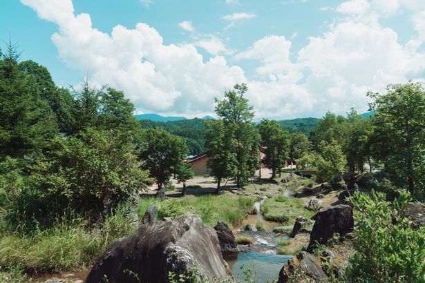 北アルプスと緑が美しい山之村。都会では味わえない開放感がある