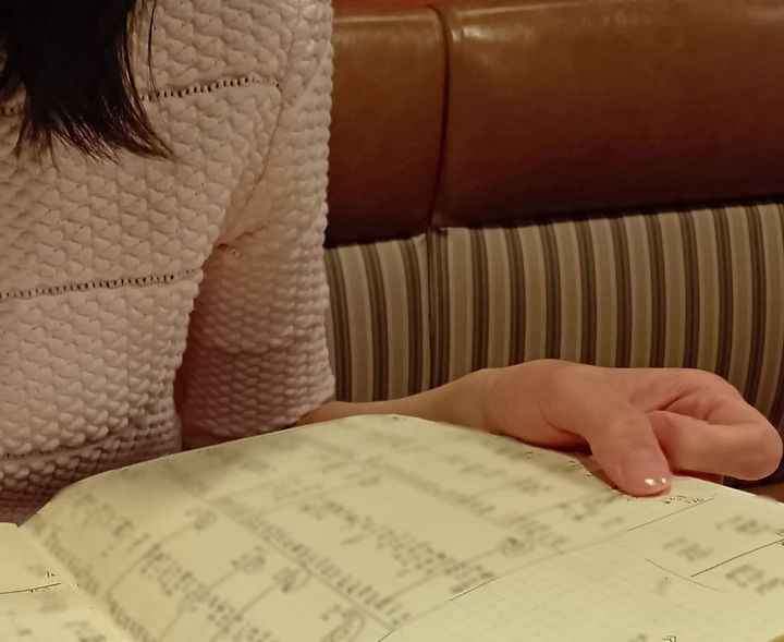 家計簿を見ている小和田さん