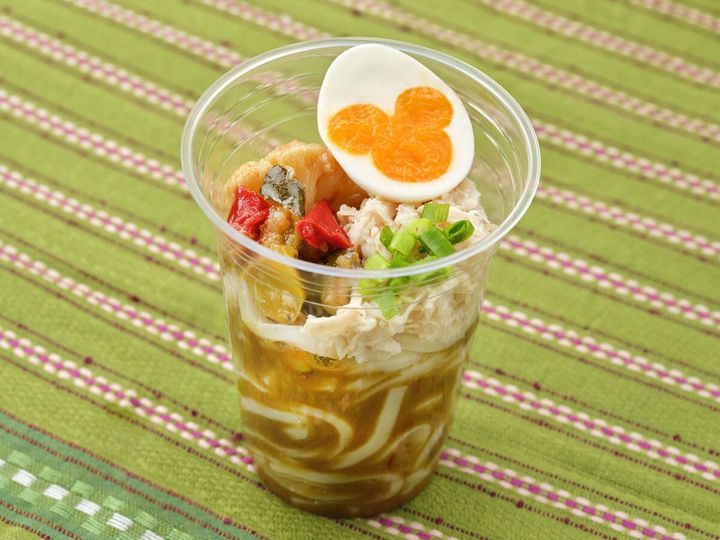 東京ディズニーシー／サルタンズ・オアシス「チキンとエッグの冷やしカレーうどん（中辛）」