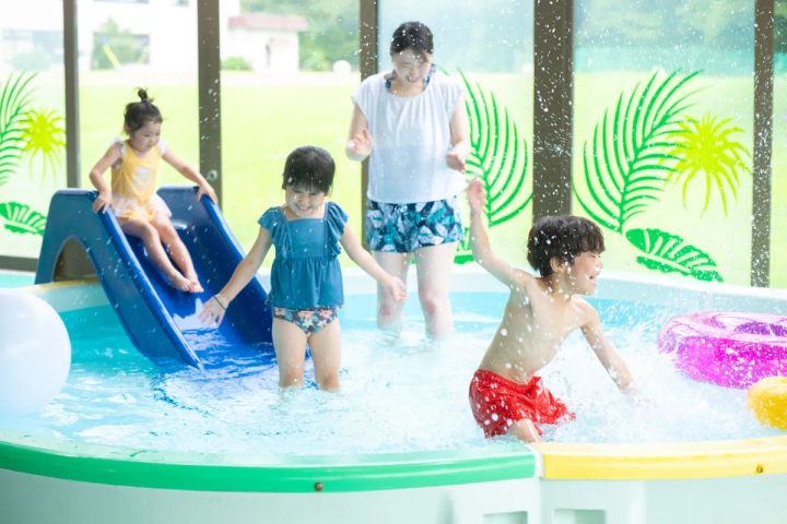 日中の館内室内プールイメージ