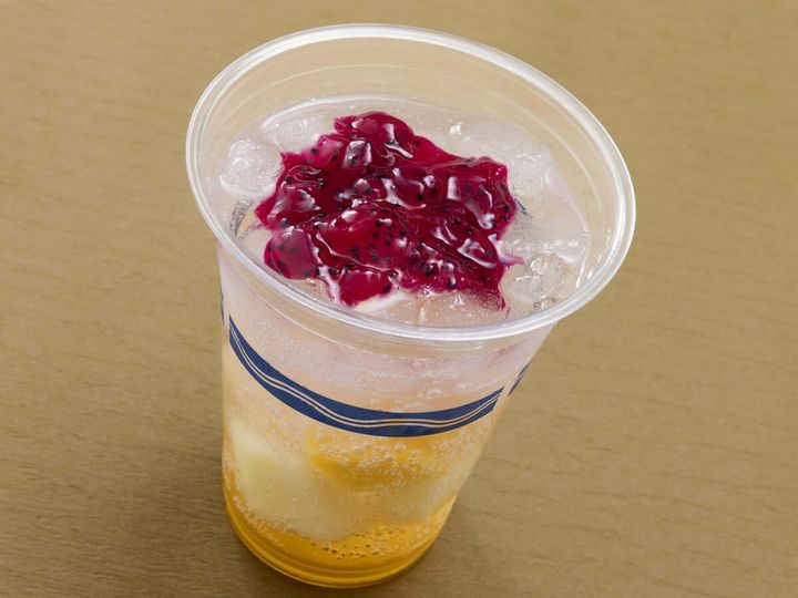 東京ディズニーシー／ヴォルケイニア・レストラン「スパークリングカクテル（ウォッカ＆トロピカルフルーツ）」