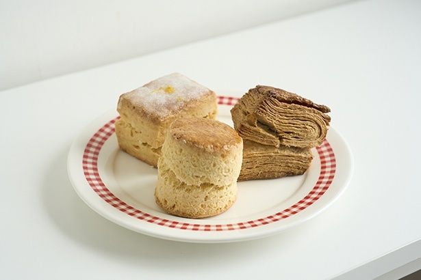 外はさっくり、中はふかふかのプレーンスコーン300円。生地を層状に重ねたファームゆうきさんの全粒粉スコーン350円。さわやかな酸味が後を引く、くじら柑橘農園さんのレモンスコーン350円