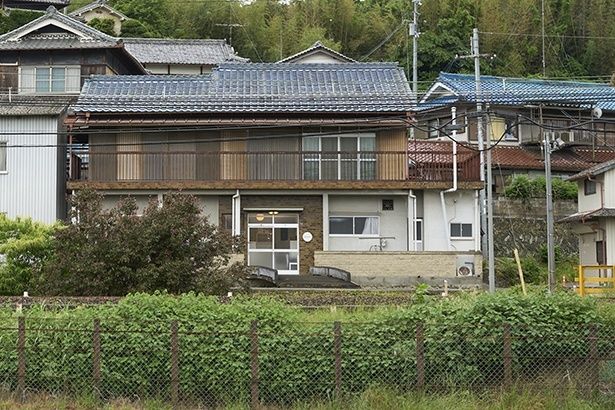 土屋さんの祖父母が営んでいた紀州へら竿工房の建物を改装。のどかなロケーションも魅力