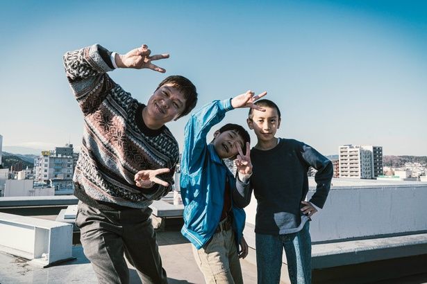 “名無し”の幼少期を演じる和彦と照夫の息子を演じた嶋田鉄太と丸山の3ショット [c]佐藤二朗 永田諒 ／ ヒーローズ [c]2026 映画「名無し」製作委員会
