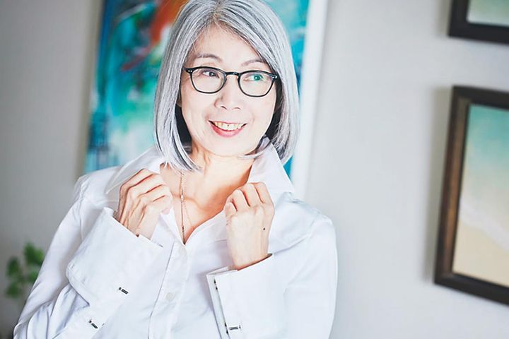 お尻を隠したいなら“真ん中より少し下まで”がベスト！？60代カジュアルをあか抜けさせる着こなし術
