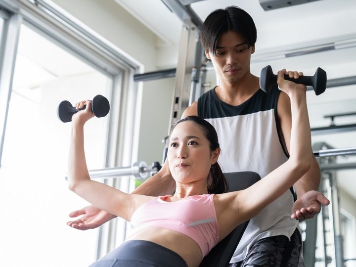 【医師が解説】40代以降の女性は、年間0.5～1％ずつ筋肉を失っていきます。「続けないと無駄」という思い込みで、運動のハードルを上げていませんか？ 実は筋トレはサボっても効果が続くのです。ストレスなくできる筋肉貯金のコツをご紹介します。（※画像：amanaimages）