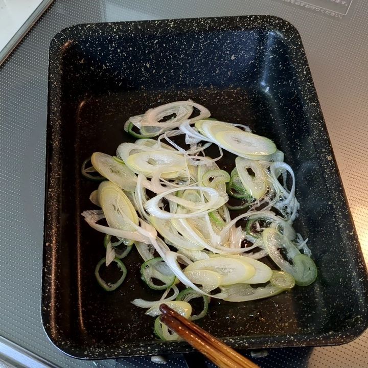 長ネギを炒めます