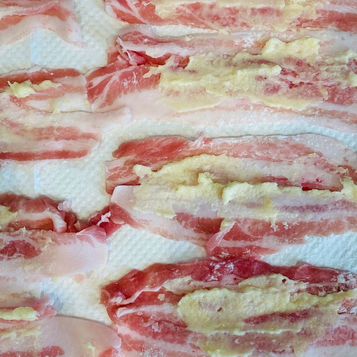③豚肉を広げて、酢を塗り、片栗粉をまぶし、しょうがを塗ります