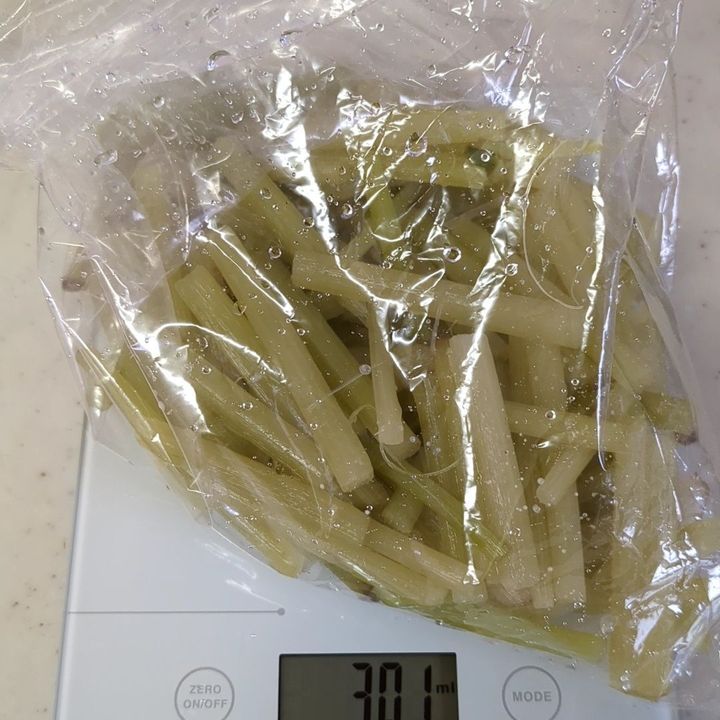 茹でたフキです。