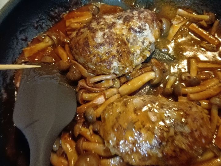 【家族みんなが大好き！】きのこたっぷりソースが新鮮！三國シェフのハンバーグ、ワインにも合うごちそう！