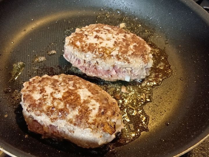 【家族みんなが大好き！】きのこたっぷりソースが新鮮！三國シェフのハンバーグ、ワインにも合うごちそう！