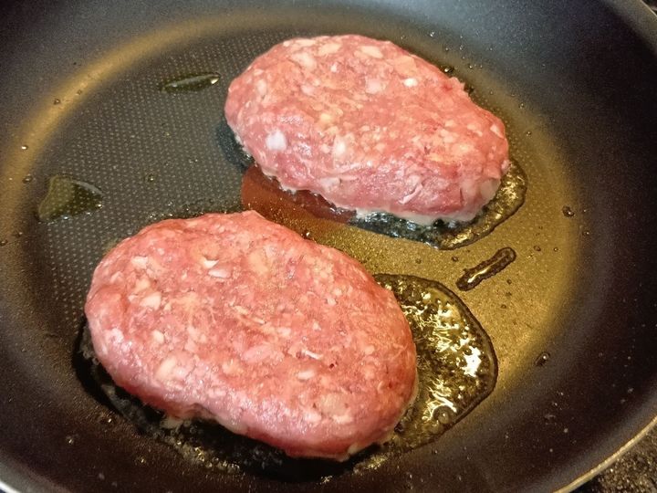 【家族みんなが大好き！】きのこたっぷりソースが新鮮！三國シェフのハンバーグ、ワインにも合うごちそう！