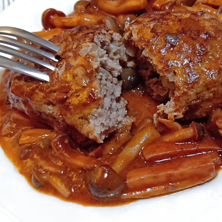 こちらが断面です。パン粉を使わないシンプルな配合だからこそ、お肉の旨みをしっかりと感じられるハンバーグです。
