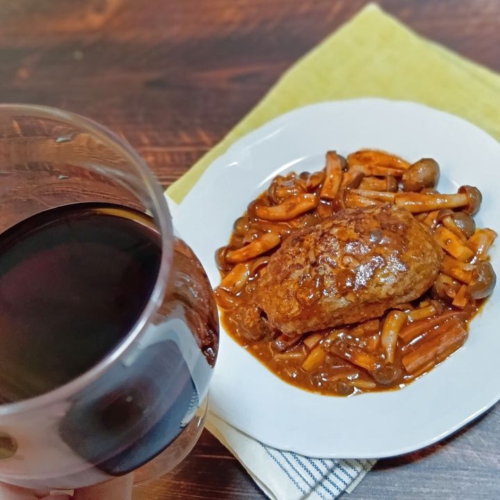 主人はビールや焼酎派なので、普段は私も一緒に楽しむことが多いのですが、今回はハンバーグに合わせて久しぶりに大好きなワインをいただきました。 きのこたっぷりのソースとも相性がよく、ちょっぴり贅沢な気分を味わうことができましたよっ！！！