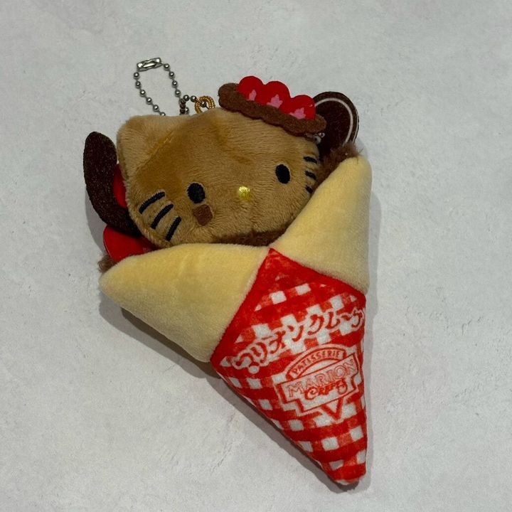 マリオンクレープ × HELLO KITTY ぬいぐるみチャーム いちごチョコショコラver.
