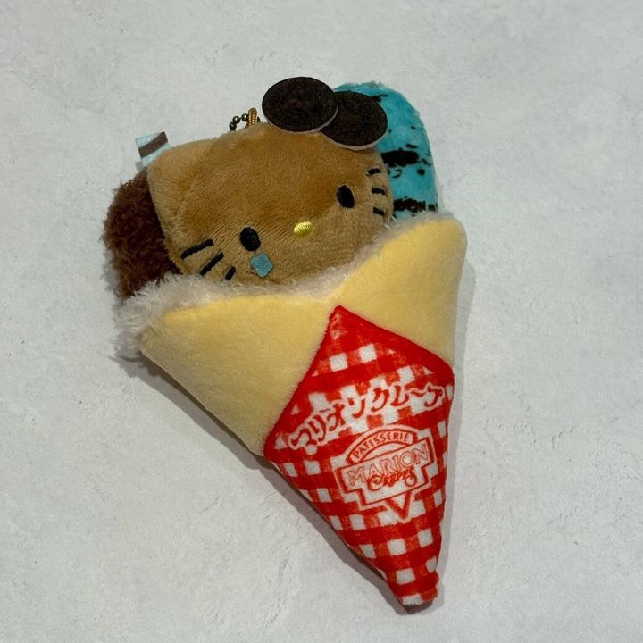 マリオンクレープ × HELLO KITTY ぬいぐるみチャーム チョコミントクッキーver.