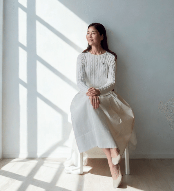 椅子に座る女性