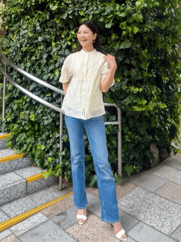 立っている女性