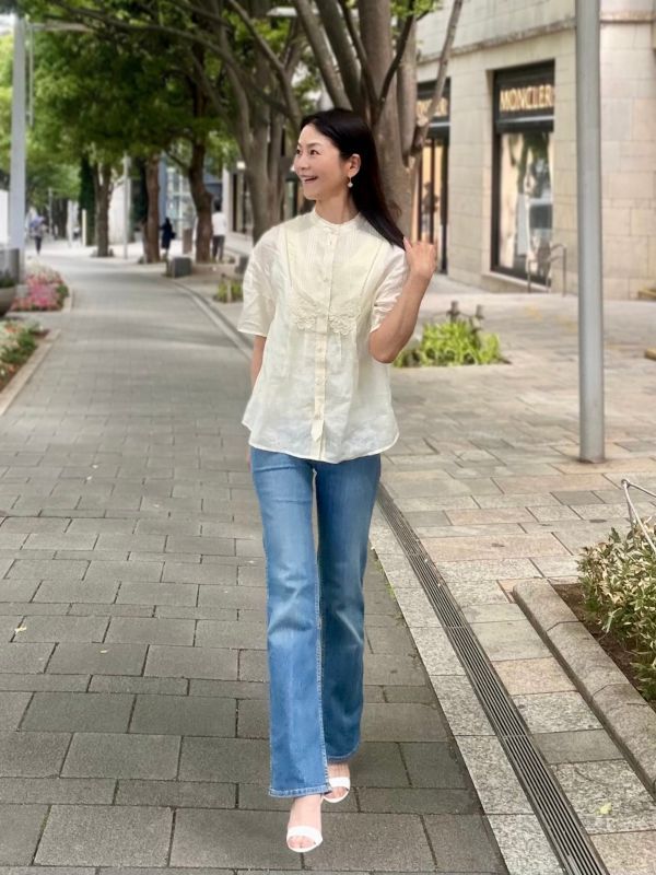 歩く女性