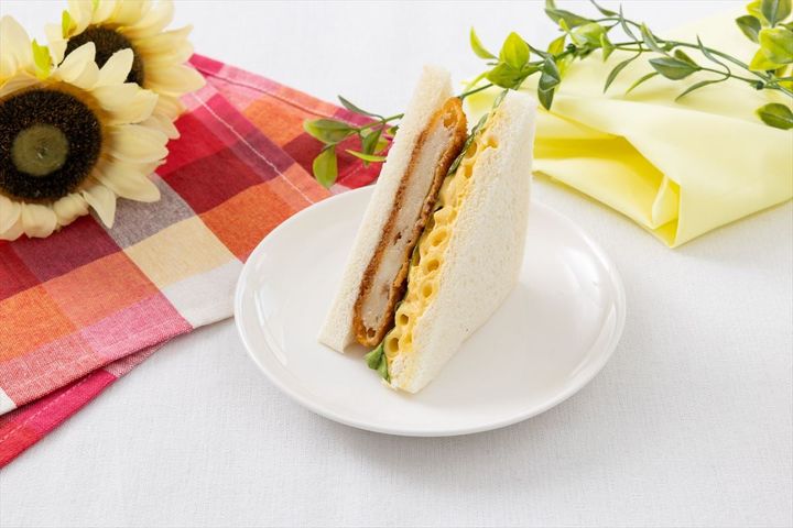 「セブン－イレブンよくばりサンド」シリーズの新商品「コロッケ＆マカロニチーズ」