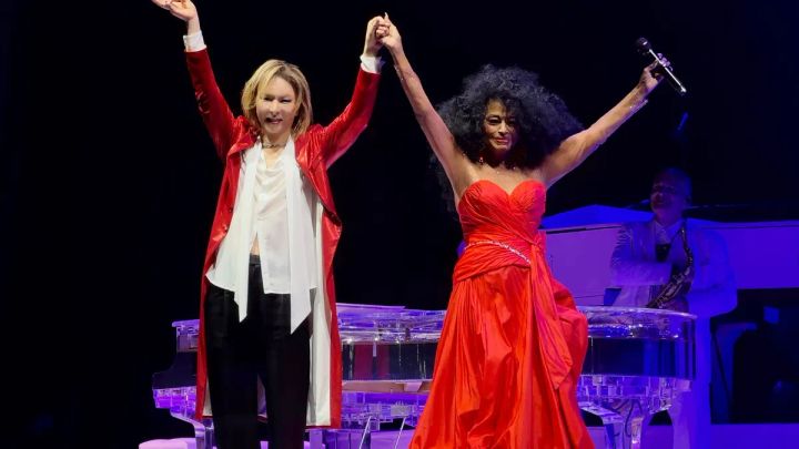 YOSHIKIと赤いドレスのダイアナ・ロスがステージ上で両手を繋いで高く掲げ、クリスタルピアノを背景に並ぶ共演フィナーレショット
