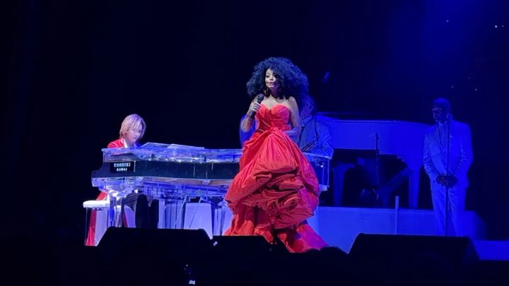 YOSHIKIが赤いジャケットでクリスタルピアノ（YOSHIKI KAWAI）を演奏し、赤いドレスのダイアナ・ロスがマイクを持ってステージ上に並ぶ来日公演のライブショット