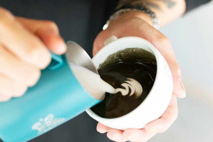 トップバリスタの竹炭ラテや、台湾のパティシエが作るスイーツにときめく。東京・代々木「Ciao橋coffee」