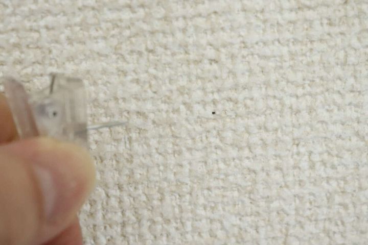 セリアのディスプレイ用クリップピンでついた穴