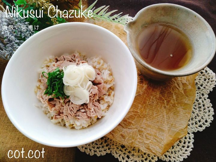 お出汁で煮た牛肉とスープで。肉吸い茶漬け