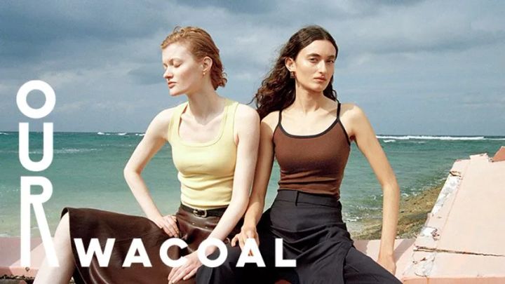 OUR WACOALブランドロゴ入りのキャンペーンビジュアルで、黄色と茶色のカップインキャミソールを2名のモデルが着用した屋外ビーチ背景のカットシーン