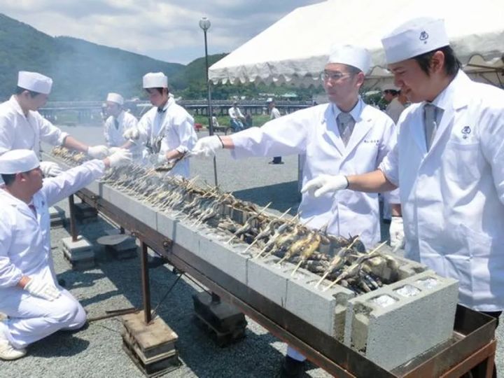 串に刺して炭火で焼き上げた鮎の塩焼き