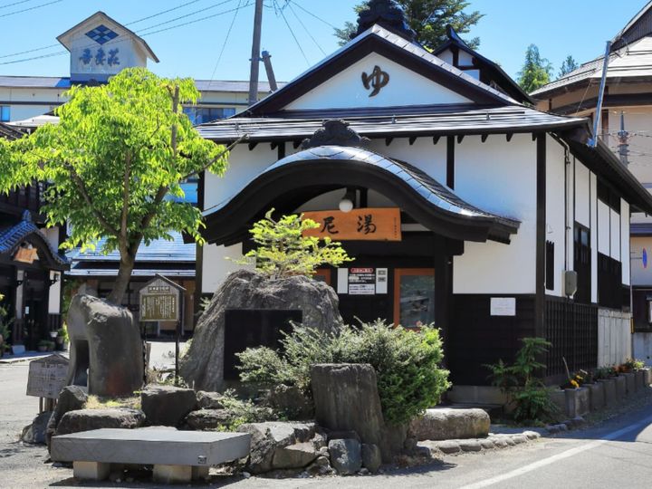 山形県米沢市に位置する小野川温泉は、絶世の美女・小野小町が発見したとされる開湯1200年の名湯です。夏は3種類のホタルが舞い、冬は伝統の豆もやしを楽しめるなど、四季折々の風情と食文化も魅力です。
