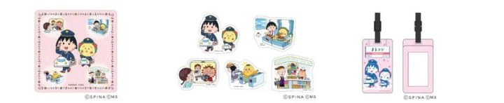 ちびまる子ちゃんとコジコジのコラボグッズ3種類：左から駅員姿のキャラクターを描いたピンク地のハンカチ、電車内・食堂車・駅構内シーンを描いたアクリルステッカー5枚セット、まる子とコジコジのイラスト入りピンクのパスケース2枚