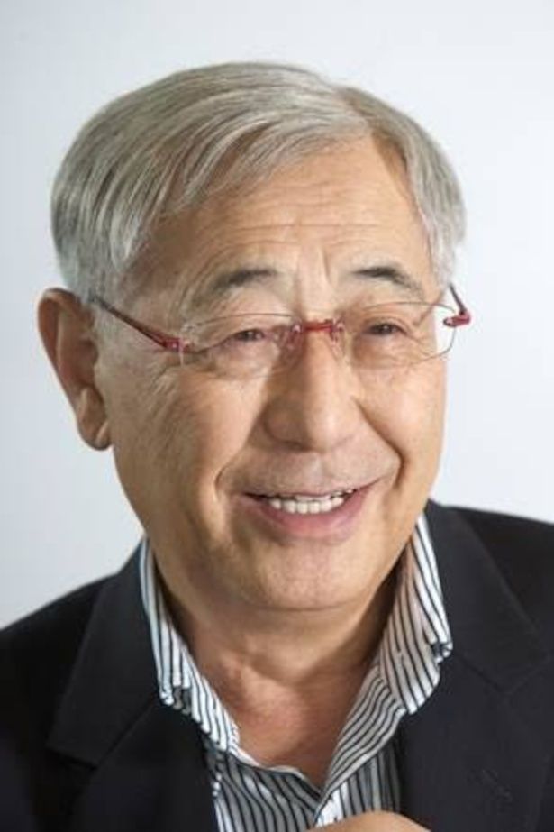 原作者の渡辺淳一 [c]2026「月がみている」製作委員会