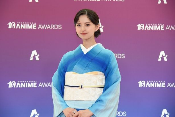 鮮やかなブルーの着物でフォトコールに参加した齋藤飛鳥さん 撮影：ソムタム田井