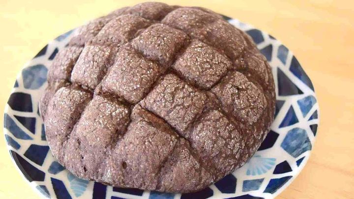 チョコたっぷりのメロンパンですが、甘さは意外にも控えめ