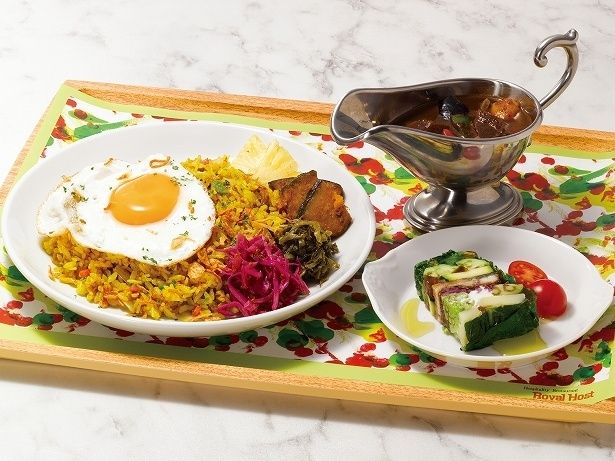 【写真】ロイヤルホスト伝統の2大カレーが一緒に楽しめる「ロイヤルホスト ジャワ風ドライカレー＆カシミール～野菜のハーフテリーヌ添え～」(2838円)