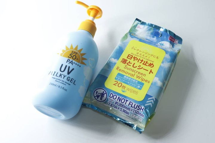 ダイソーの＆.日焼け止め落としシート 20枚と日焼け止め