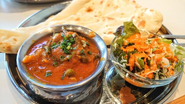 インドカレー屋さんのカレーとナンのイメージ